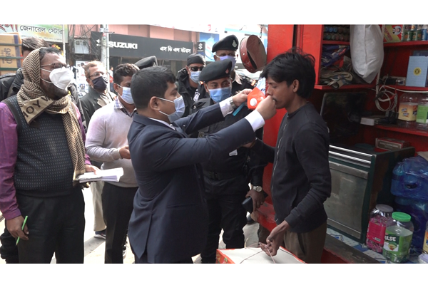 বরিশালে মাস্ক বিহীন ৩৮ ব্যক্তি ও ৪ প্রতিষ্ঠানকে জরিমানা
