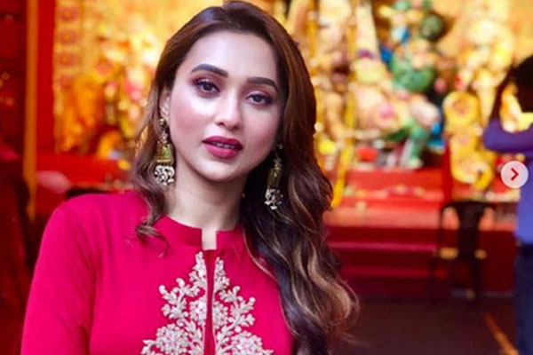প্রতিবন্ধী যুবকের পাশে দাঁড়ালেন মিমি
