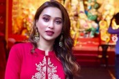 প্রতিবন্ধী যুবকের পাশে দাঁড়ালেন মিমি
