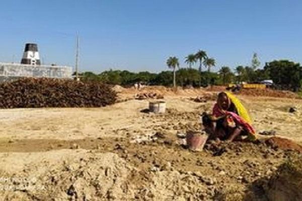 ইট ভেঙে জীবন চলে রোকেয়ার, স্বীকৃতি চান মুক্তিযোদ্ধার
