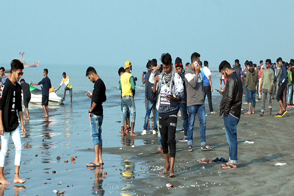 কুয়াকাটায় পর্যটকদের উপচেপড়া ভিড়
