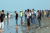 কুয়াকাটায় পর্যটকদের উপচেপড়া ভিড়
