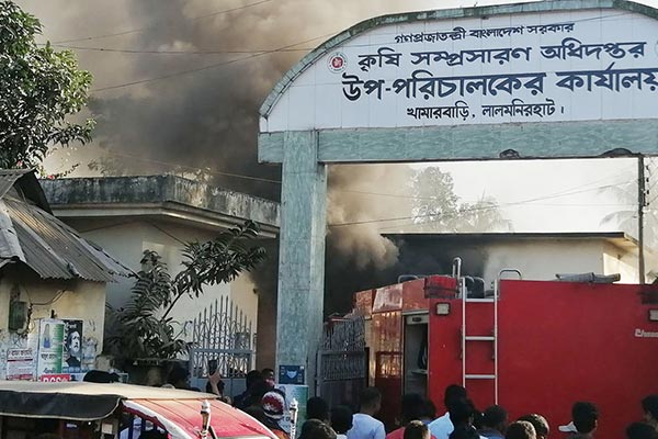 লালমনিরহাটে কৃষি সম্প্রসারণ অধিদপ্তরের গোডাউনে আগুন
