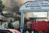 লালমনিরহাটে কৃষি সম্প্রসারণ অধিদপ্তরের গোডাউনে আগুন
