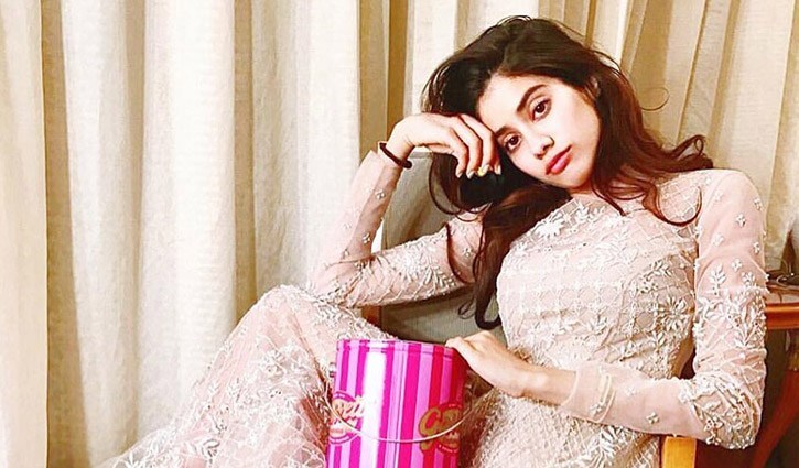 জানভির ৩৯ কোটির অ্যাপার্টমেন্ট
