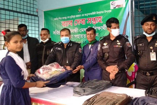 বগুড়ায় দরিদ্র ও প্রতিবন্ধী শিক্ষার্থীদের শিক্ষা সহায়তা প্রদান র‌্যাবের
