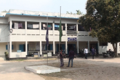 থানার অভ্যন্তরে বখাটেদের হামলায় ৩ পুলিশ আহত, আটক ৫
