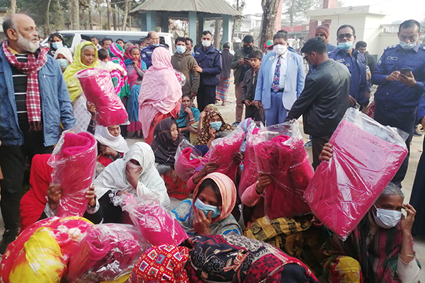 ডোমারে শীতার্তদের মাঝে কম্বল বিতরণ
