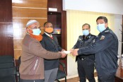 আত্মসমর্পণকারী জঙ্গীকে র‌্যাবের ৫ লাখ টাকা অনুদান
