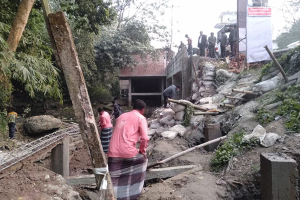 জেলা পরিষদের চেয়ারম্যানের অবৈধ স্থাপনায় উচ্ছেদ অভিযান
