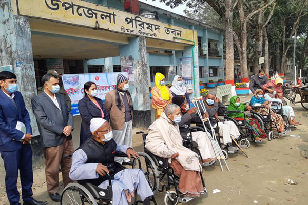 ডিমলায় শারীরিক প্রতিবন্ধীদের মাঝে হুইল চেয়ার বিতরণ
