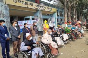 ডিমলায় শারীরিক প্রতিবন্ধীদের মাঝে হুইল চেয়ার বিতরণ
