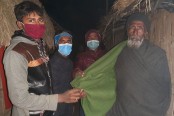 ঠাকুরগাঁওয়ে কম্বল বিতরণ
