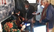 ফুলবাড়ীয়ায় ইভিএমে আঙুলের ছাপ বিড়ম্বনায় ভোটাররা 
