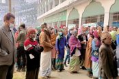 শ্রীপুর পৌরসভা নির্বাচন: ভোটারদের মুখে মাস্ক থাকলেও ছিল না সামাজিক দূরত্ব
