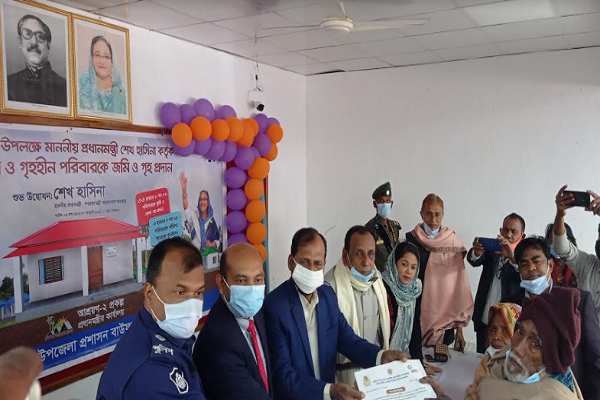 বাউফলে ১০ ভূমিহীন পরিবারকে ঘর প্রদান
