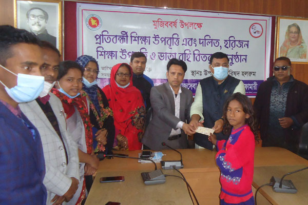 সৈয়দপুরে প্রতিবন্ধী, দলিত ও হরিজনদের মাঝে উপবৃত্তি বিতরণ
