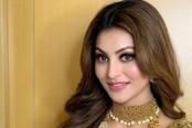 ভিডিওর মাঝে পোশাক বিড়ম্বনায় ঊর্বশী
