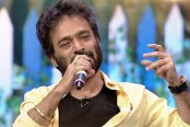 গান গেয়ে তোপের মুখে নচিকেতা

