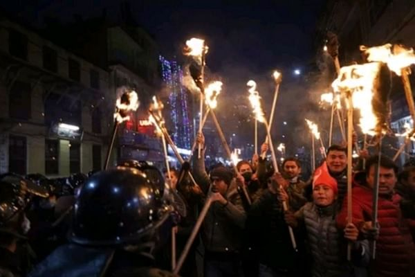 নেপালে সংসদ ভাঙার বিরুদ্ধে মশাল মিছিল
