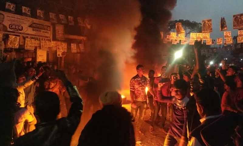পুলিশের বিরুদ্ধে মেয়র প্রার্থীকে তুলে নেওয়ার অভিযোগ, থানা ঘেরাও
