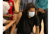 টিকা নিলেন জেমস
