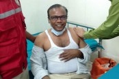 করোনার টিকা নিলেন ফজলুর রহমান বাবু
