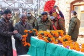 জম্মু-কাশ্মীরে পৃথক সংঘর্ষে ৩ পুলিশ সদস্যসহ নিহত ৬
