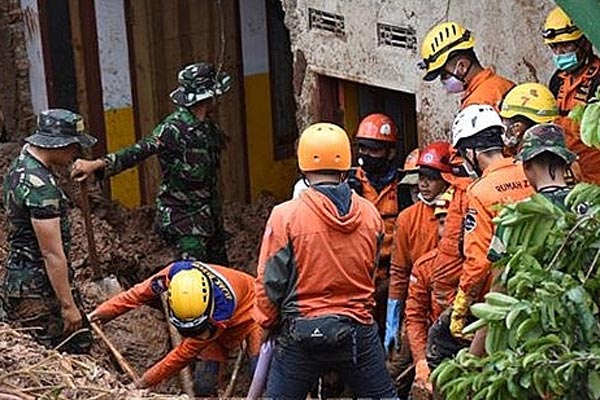 ইন্দোনেশিয়ায় স্বর্ণখনিতে ধস, ৬ জনের প্রাণহানি
