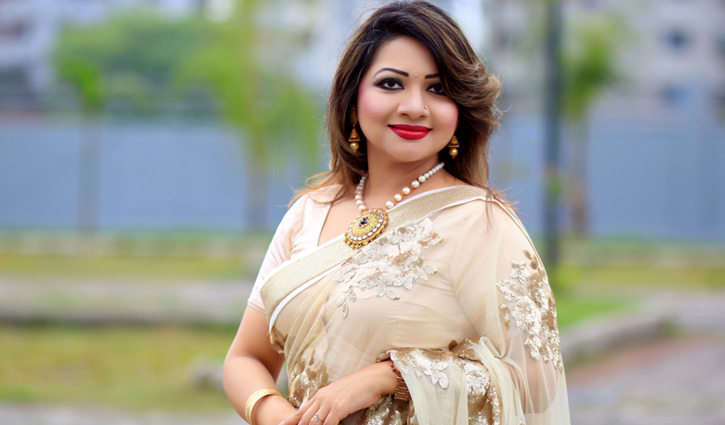 অন্যের পরকীয়া নিয়ে না ভেবে নিজের চরকায় তেল দেন: আঁখি আলমগীর