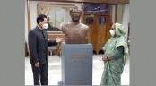 প্রধানমন্ত্রীকে বঙ্গবন্ধুর আবক্ষ ভাস্কর্য উপহার দিলো চীনা দূতাবাস
