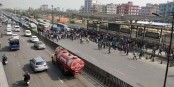 বাস সংকটে যাত্রীদের সড়ক অবরোধ
