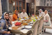পরিবারের সঙ্গে বিদ্যা সিনহা মিমের ইফতার, ফেসবুকে ভালোবাসার চিহ্ন
