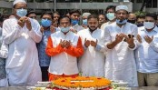 বঙ্গবন্ধুর প্রতিকৃতিতে হাজী সেলিম ও পুত্র ইরফানের শ্রদ্ধা