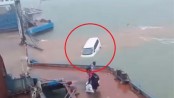 ফেরিতে উঠতে গিয়ে মাইক্রোবাস পদ্মায়
