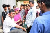 পুলিশকে কিল-ঘুষি মেরে হ্যান্ডকাপ নিয়ে পালাল যুবক