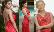 খোলা পিঠে উষ্ণতা ছড়াচ্ছেন জয়া