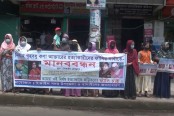 টাঙ্গাইলে গৃহবধূ হত্যার বিচারের দাবিতে মানববন্ধন