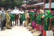 ফরিদপুরে নারী শ্রমিকদের মাঝে সহায়ক সামগ্রী বিতরণ