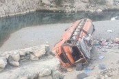 পাকিস্তানে নিয়ন্ত্রণ হারিয়ে যাত্রীবাহী বাস খাদে, নিহত ২৩