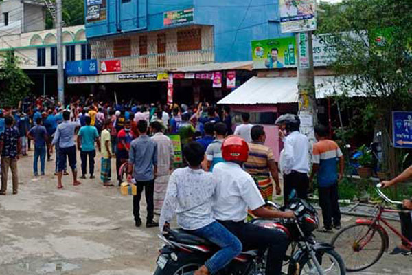 কুষ্টিয়ায় প্রকাশ্যে অস্ত্রধারীর হামলা, প্রাণ গেলো নারী-পুরুষের