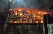 মুন্সীগঞ্জে ত্রিপল মার্ডার মামলার আসামির বাড়িতে অগ্নিকাণ্ড, বসতঘর পুড়ে ছাই