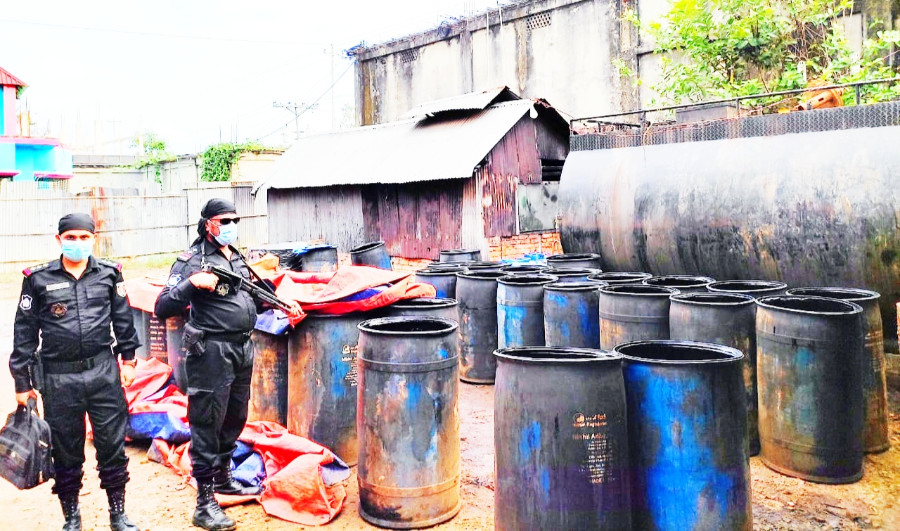 নকল জ্বালানি তেল ও বিটুমিন তৈরির কারখানায় র‍্যাবের অভিযান