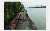 সড়ক নদীগর্ভে বিলীন, লক্ষাধিক মানুষের দুর্ভোগ
