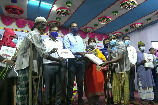 বাগেরহাটে ৪৩৪ ভূমিহীন পরিবারে ঘর হস্তান্তর