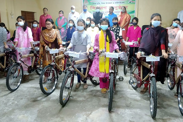 কলাপাড়ায় রাখাইন জনগোষ্ঠীর ৩০ ছাত্রী পেল বাইসাইকেল
