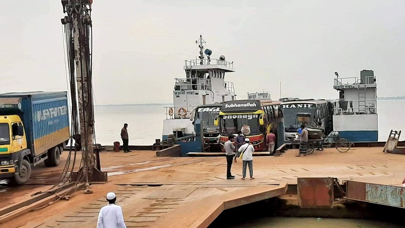 লকডাউন অমান্য করে চলছে ফেরিতে বাস পারাপার