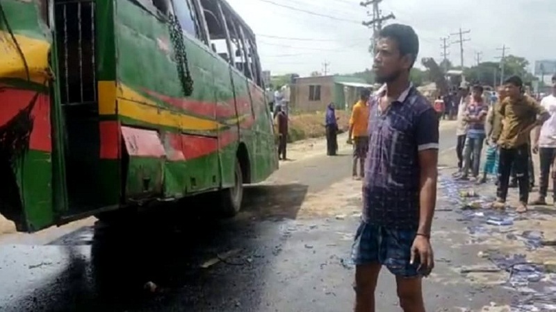 সাভারে কার্ভাড ভ্যান ধাক্কায় বাসের হেলপার নিহত, আহত ১০