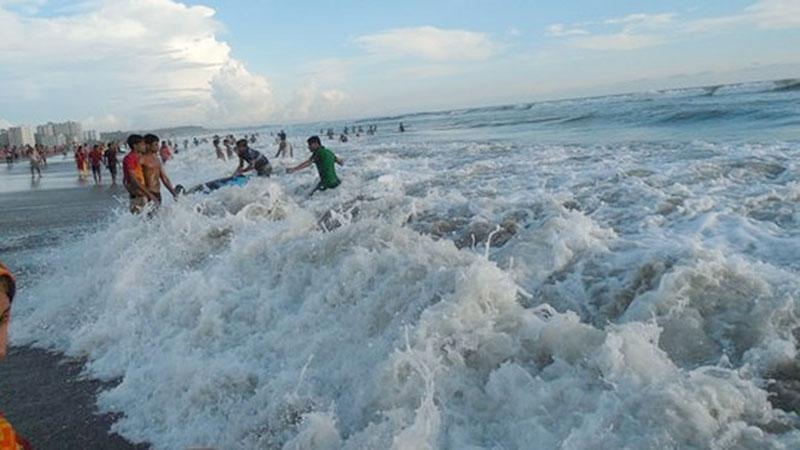 সমুদ্রে গোসল করতে নেমে ভেসে গেল কিশোর