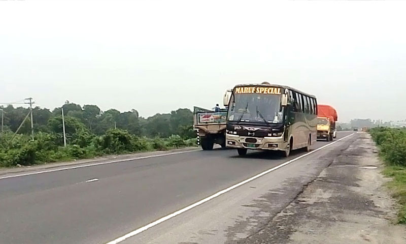 কঠোর লকডাউনেও ঢাকা-টাঙ্গাইল মহাসড়কে চলছে বাস